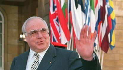 Imagen de archivo. Helmut Kohl en una reuni&oacute;n de los l&iacute;deres de la UE en 1998.