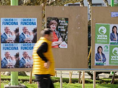 Un hombre camina junto a los carteles electorales situados en la Plaza de la Constitución en Lugo, el 5 de febrero.