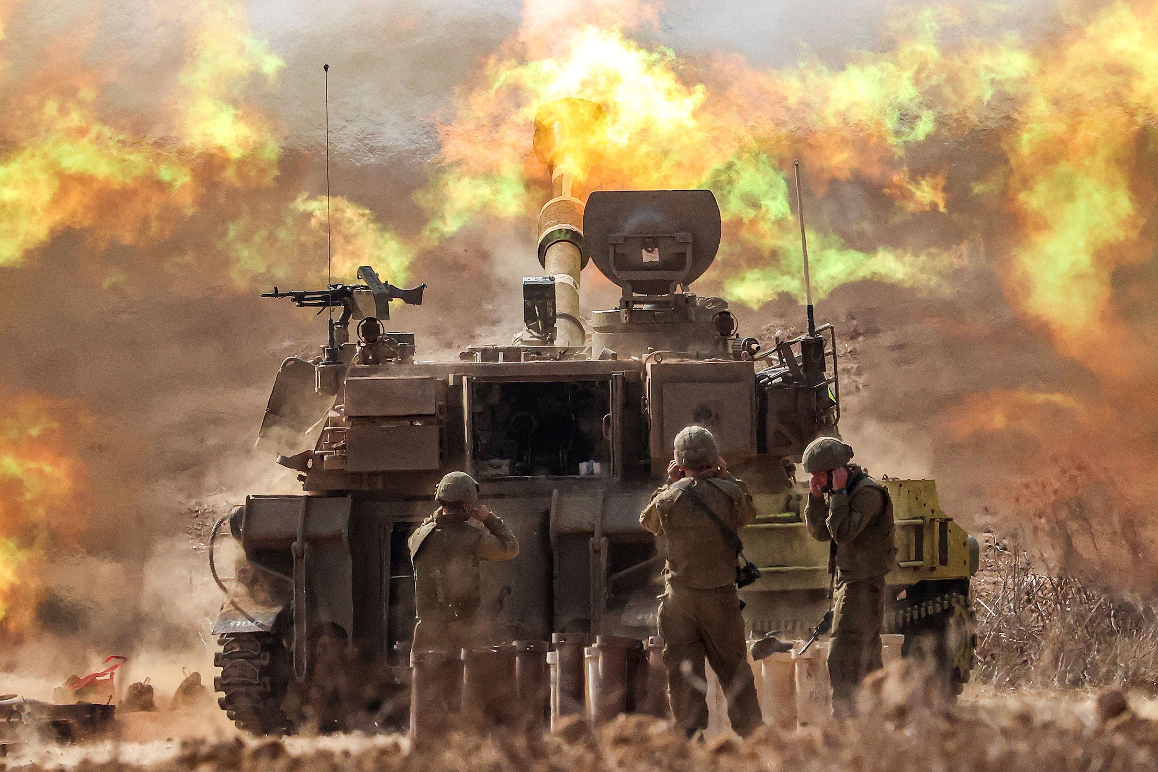 Un carro de combate del ejército israelí disparaba un obús cerca de la frontera con Gaza el miércoles.