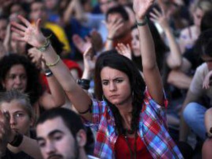 Indignados protestan ayer en la Puerta del Sol.