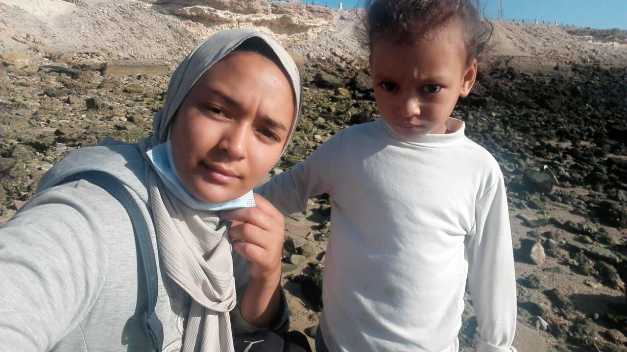 Soukaina y su hija Nourhan, antes de embarcar en Dajla, en una imagen cedida por la familia.