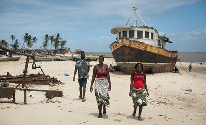 Muchas viviendas, comercios, barcos de pesca y edificaciones están todavía en construcción un año después del paso del ciclón Idai en Beira.