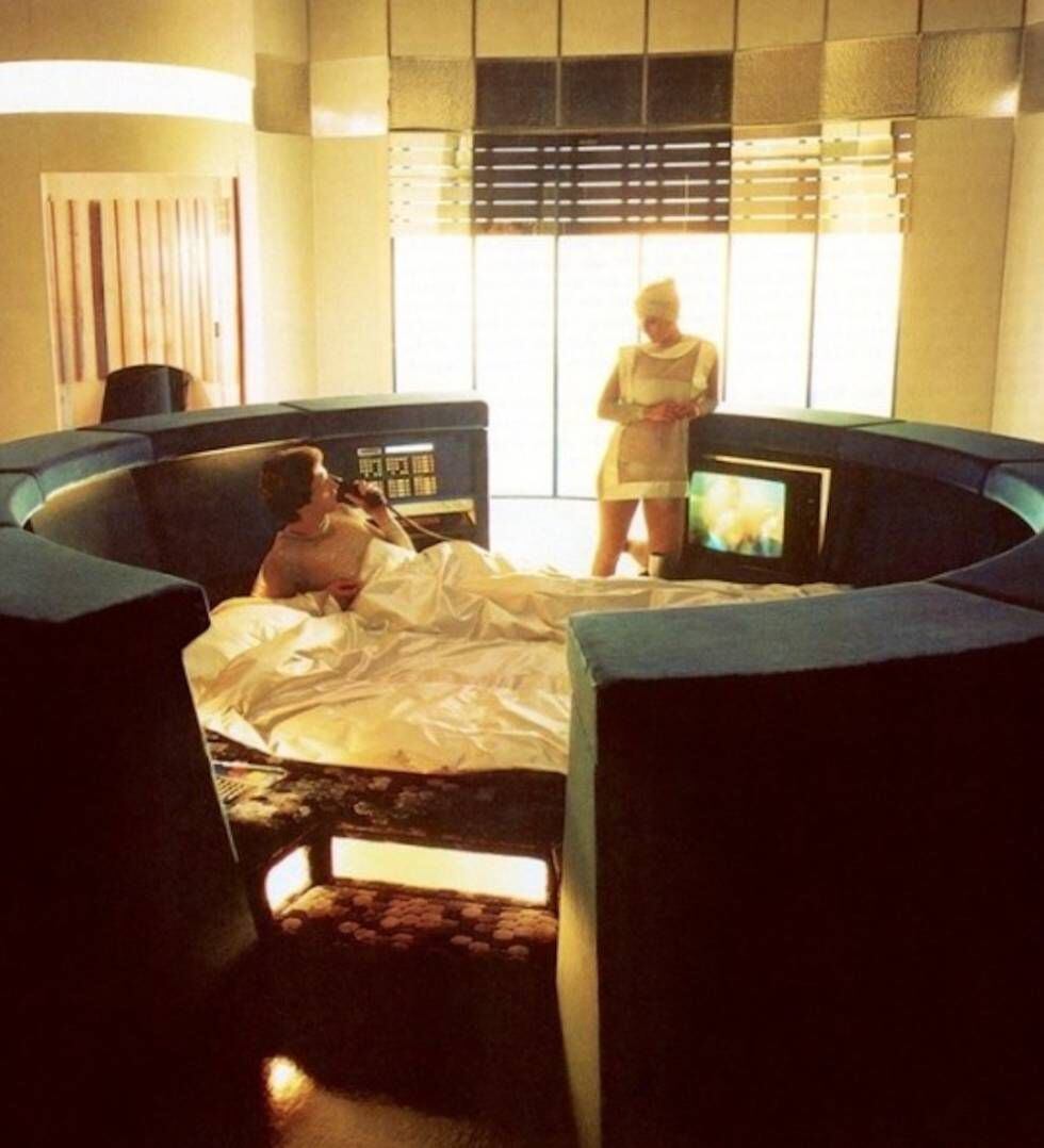 La cama de Slumberland, Sleepcentre 2000, incluía varios televisores, un teléfono inalámbrico y todos los accesorios para un afeitado matutino. El fabricante prometió que estaría en el mercado en los años noventa, aunque es posible que los gustos para entonces hubieran cambiado.