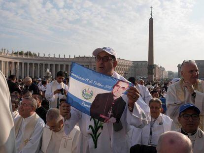Varios asistentes a la canonización del arzobispo de San Salvador Óscar Arnulfo Romero, este domingo en la plaza de San Pedro, en el Vaticano.