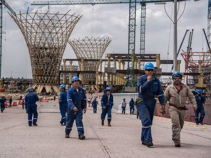 Trabajadores en las obras del nuevo aeropuerto de Ciudad de México.