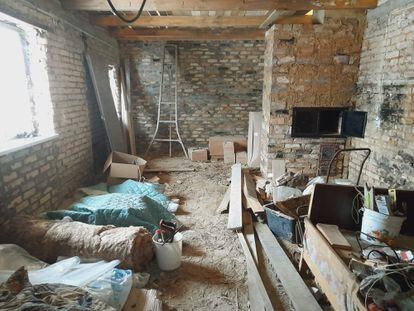 Obras de construcción de la nueva vivienda de Gregori y Liudmila, en Zagaltsi (Ucrania), este lunes.