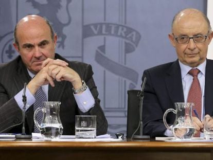 El ministro de Econom&iacute;a, Luis de Guindos, y el de Hacienda, Crist&oacute;bal Montoro, en una rueda de prensa posterior al Consejo de Ministros. 