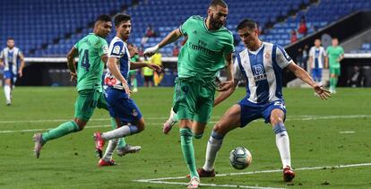 Karim Benzema y otros jugadores del Real Madrid y el Espanyol, en un partido de LaLiga disputado el 28 de junio en Barcelona.