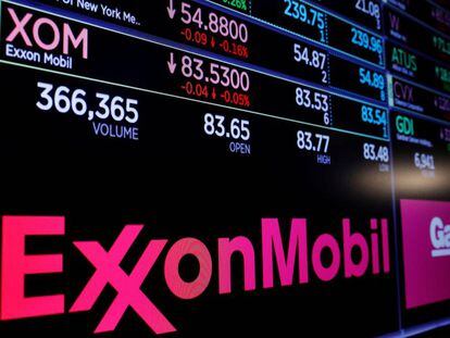 Panel de cotizaci&oacute;n de ExxonMobil en la Bolsa de Nueva York.