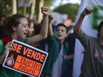 Un grupo de jóvenes durante la manifestación por la enseñanza en Madrid.