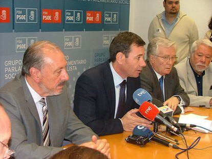 Tomás Gómez, en la rueda de prensa con representantes de los comerciantes madrileños.