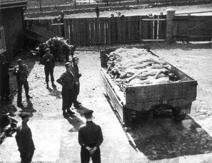 Soldados aliados contemplan en abril de 1945 un contenedor con cadáveres del campo de exterminio de Buchenwald, en Alemania.
