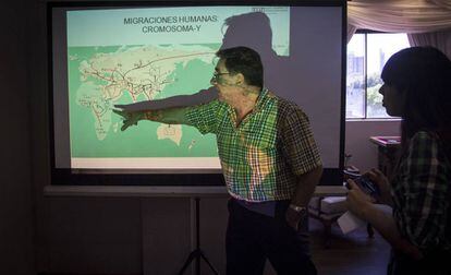  El director del Laboratorio de Genética Forense de EEAF, Carlos Vullo,  explica datos del mapa genético de Paraguay, el miércoles 5 de diciembre en Asunción. 