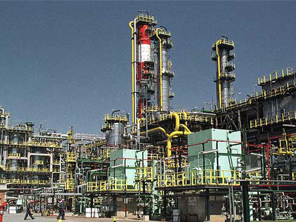 Repsol paraliza su refinería de Tarragona por el desplome en la demanda de  queroseno | Economía | EL PAÍS