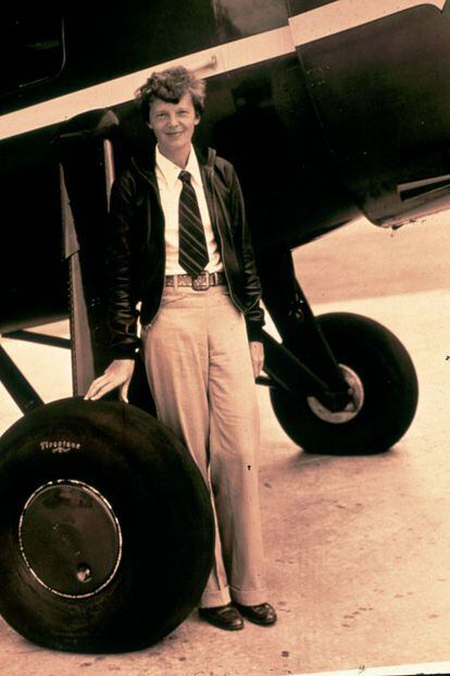 Amelia Earhart, pionera de la aviación, con corbata y chupa de cuero.