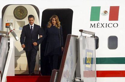 El presidente mexicano y su mujer, a su llegada al aeropuerto de Pek&iacute;n