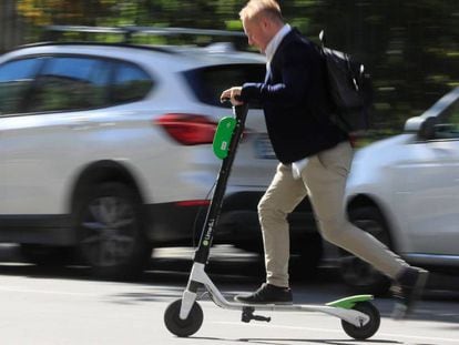 Un usuario de patinete eléctrico en Madrid.