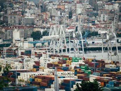 Vista de la zona de contenedores de carga del Puerto de Vigo.