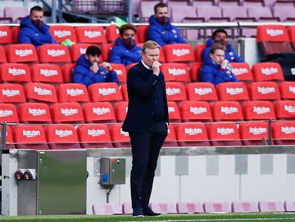 Koeman observa desde la banda durante el Barça-Valencia del pasado sábado. / ERIC ALONSO (GETTY)