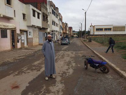 El activista salafista Abdel&aacute; Hamzaoui pasea por su barrio de Oued Adahab, en la ciudad de Sal&eacute;.