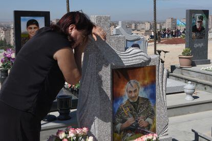 Familiares y amigos de soldados armenios fallecidos en los últimos enfrentamientos en la zona de Nagorno Karabaj visitan el cementerio en Ereván, el pasado martes.