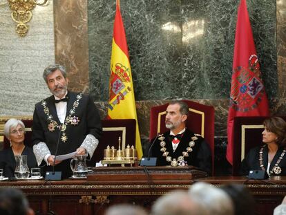 El Rey Felipe VI, junto a la fiscal general del Estado, María José Segarra (i), y la ministra de Justicia, Dolores Delgado (d), durante el discurso del presidente del Tribunal Supremo y del Consejo General del Poder Judicial, Carlos Lesmes (2i), en la ceremonia de apertura del Año Judicial, que tiene lugar hoy en la sede del Tribunal Supremo.