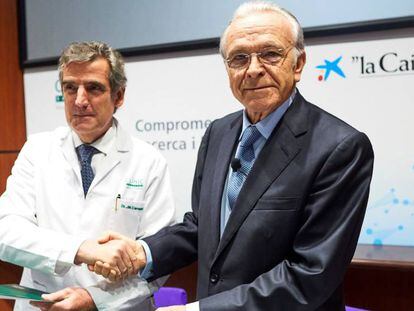 El presidente de la Fundación Bancaria La Caixa, Isidre Fainé (d), y el director del Hospital Clínic, Josep María Campistol (i).