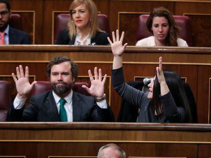 El portavoz de Vox en el Congreso, Iván Espinosa de los Monteros y la diputada de Vox Macarena Olona levatan las manos durante la intervención de la portavoz de EH Bild, Mertxe Aizpurua, en la investidura.
