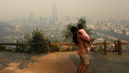 Una nube de humo cubre Santiago de Chile por incendios forestales