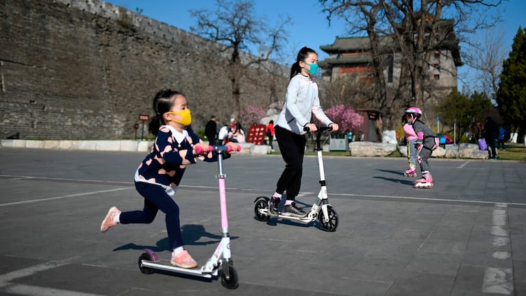 Varios niños juegan en un parque de Pekín.