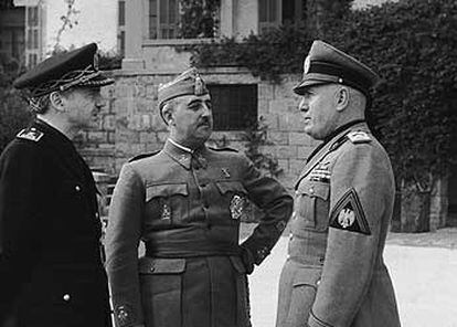 Serrano con Franco visitando a Mussolini en Bordighera (Italia)
