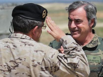 El general José Conde le coloca la galleta de soldado de Infantería a Carlos Sainz.
