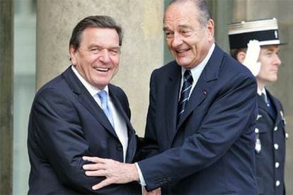 Chirac y Schröder se saludan a la entrada del palacio del Elíseo.