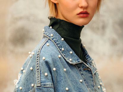 Cazadora de denim oversize con aplicaciones de perlas de PULL&BEAR (39,99 €) y body retro con cuello vuelto de ELLESSE (45 €).

 
