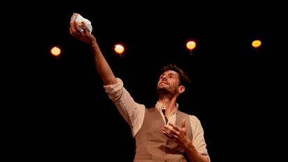 Juan Diego Botto en una escena de 'Una noche sin luna', hasta el 11 de julio en el Teatro Español.