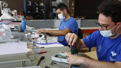 Montaje del respirador Vitae 40, utilizado en los pacientes de Covid, en la planta de fabricación de Hersill, en Móstoles (Madrid).