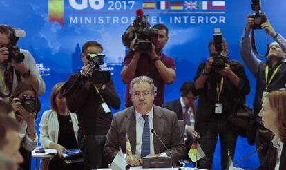 El ministro del Interior, Juan Ignacio Zoido, con sus homólogos de Francia, Alemania, Reino Unido, Italia y Polonia en la reunión del G6 este lunes en Sevilla.