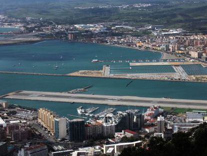 Vista de la pista del aeropuerto de Gibraltar desde el Pe&ntilde;&oacute;n.