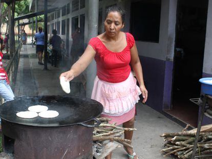Mujer cocina tortillas con le&ntilde;a en El Salvador.