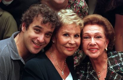 Los actores Luis Merlo y Lina Morgan compartieron cartel con Amparo Rivelles en `Una de dos´ serie de TVE, en 1998.