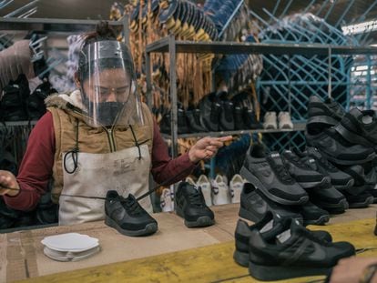 Una trabajadora coloca cordones en una fábrica de calzado en Cuautitlán Izcalli, en el Estado de México.