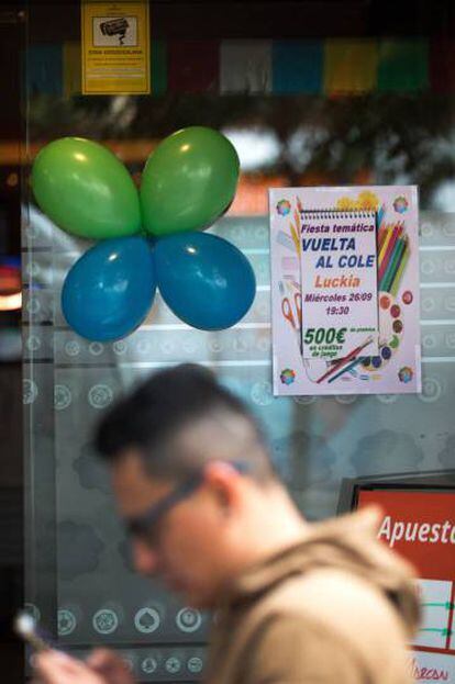 Una casa de apuestas celebra la vuelta al cole en Vallecas.