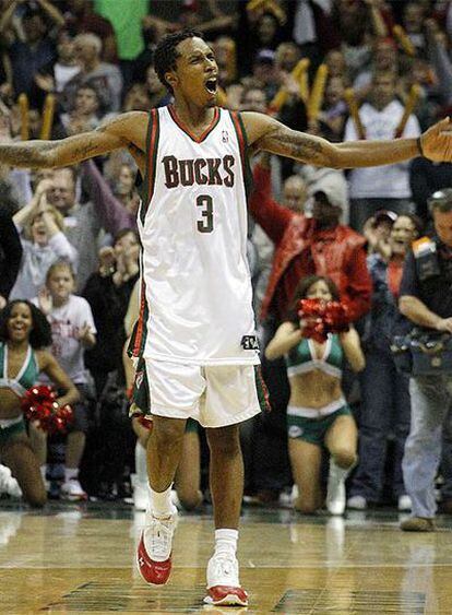 El novato de los Bucks celebra su registro de 55 puntos en un partido