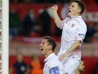 Gameiro y Krychowiak celebran el primer gol del Sevilla. 
