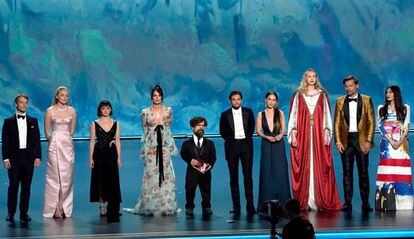 El elenco de Juego de Tronos recogiendo el Emmy a la mejor serie.