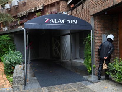 Entrada del restaurante Zalacaín, en Madrid, este jueves, tras anunciar su cierre.