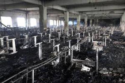 El director y la presidenta de la fábrica textil Tazreen, que se incendió en 2012 en Bangladesh causando 112 víctimas mortales, se entregaron hoy a la Justicia tras permanecer fugitivos casi dos meses, informaron los medios locales.