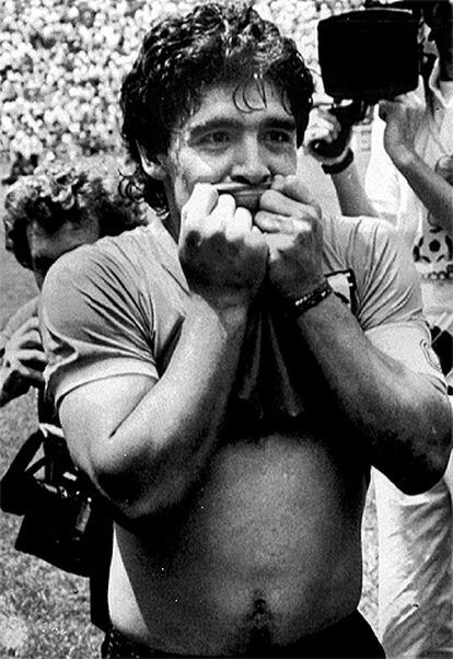Maradona se besa la camiseta tras el partido ante Inglaterra.