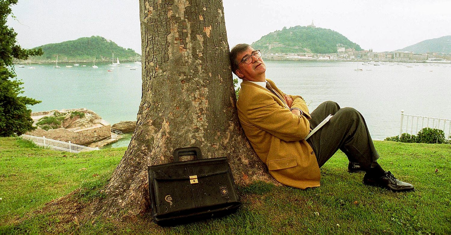 El exministro de Sanidad, en el documental 'Ernest Lluch, libre y atrevido', posa frente a la bahía de la Concha en San Sebastián en julio de 1998.