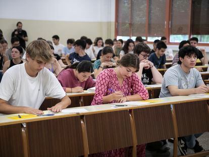 (DVD1164) 07/06/2023 - Barcelona - Estudiantes durante el examen de selectividad en la Facultad de Biologia de la Universidad de Barcelona. Foto: Massimiliano Minocri